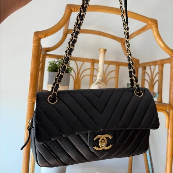 Chanel flap bag black and gold - Picture 3 of 12